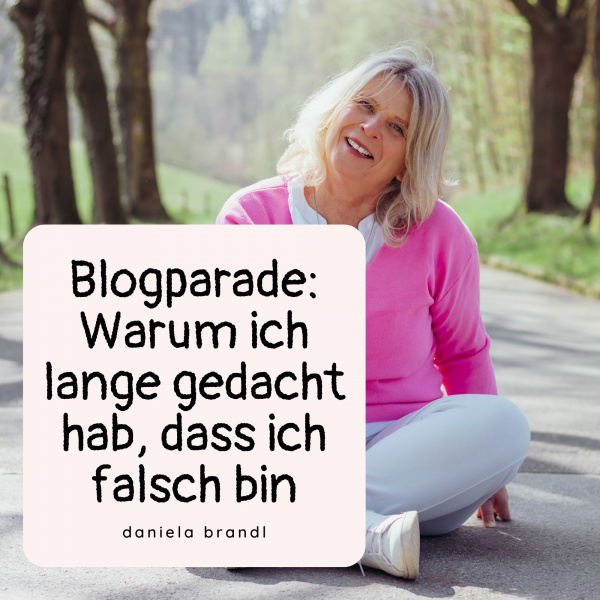 „Daniela Brandl, Coach für Frauen und Business, sitzt lächelnd auf einer von Bäumen gesäumten Landstraße. Sie trägt einen pinkfarbenen Pullover und weiße Hose. Über dem Bild steht in großer, handschriftlicher Schrift: ‚Blogparade: Warum ich lange gedacht hab, dass ich falsch bin – daniela brandl‘.“