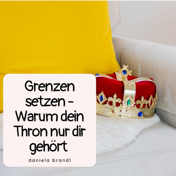 Ein grauer Sessel auf dem eine rot-goldene Krone vor einem gelben Kissen liegt. Das Bild symbolisiert das eigene Königreich