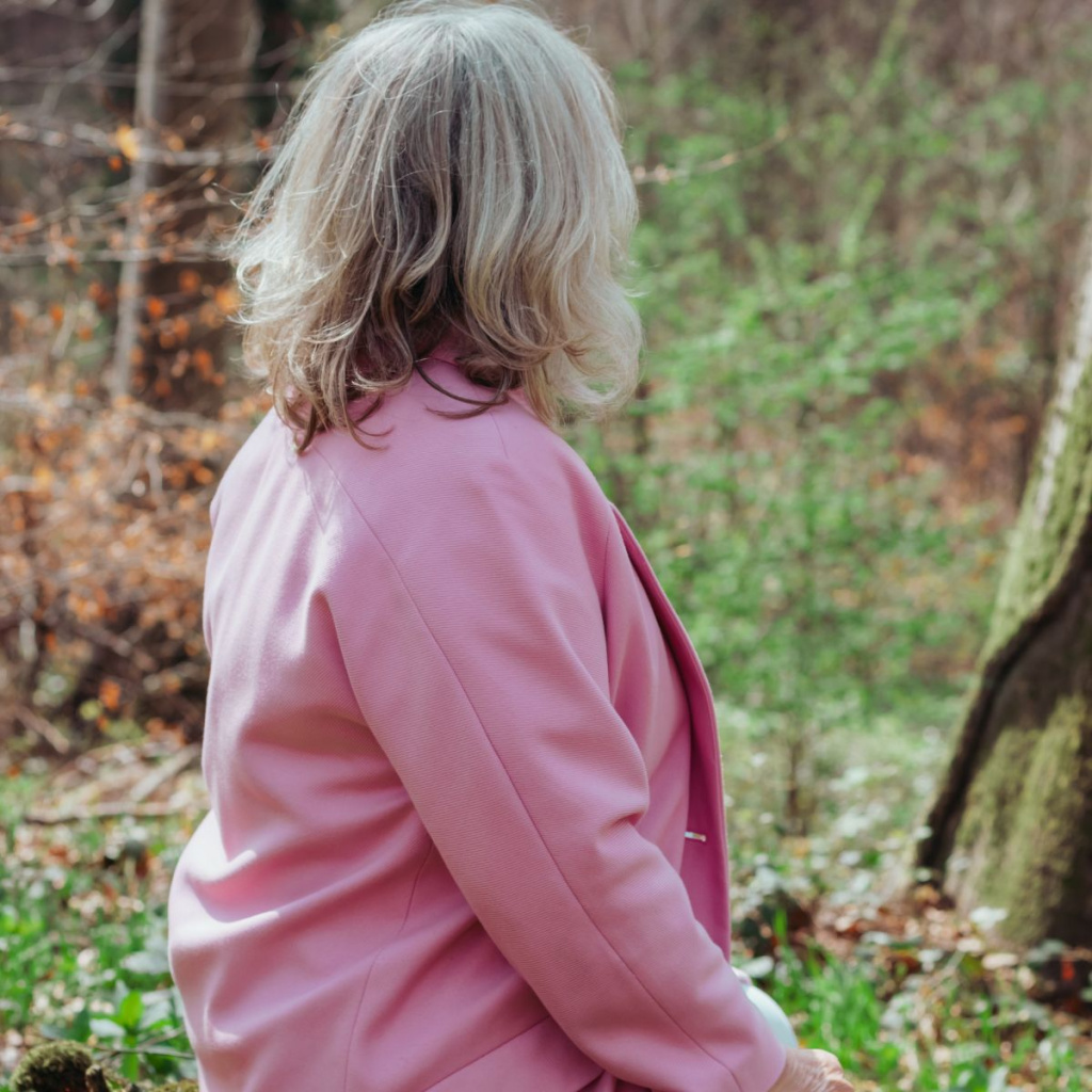 Daniela Brandl sitzt alleine im Wald 