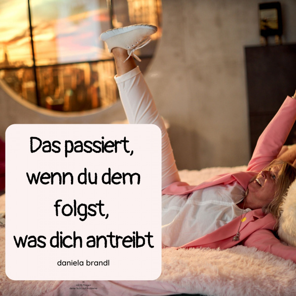 Daniela Brandl liegt auf einem mit Fell bezogenen Bett und streckt Arme und Beine in die Luft. Im Vordergrund der Text: Das passiert, wenn du dem folgst, was dich antreibt