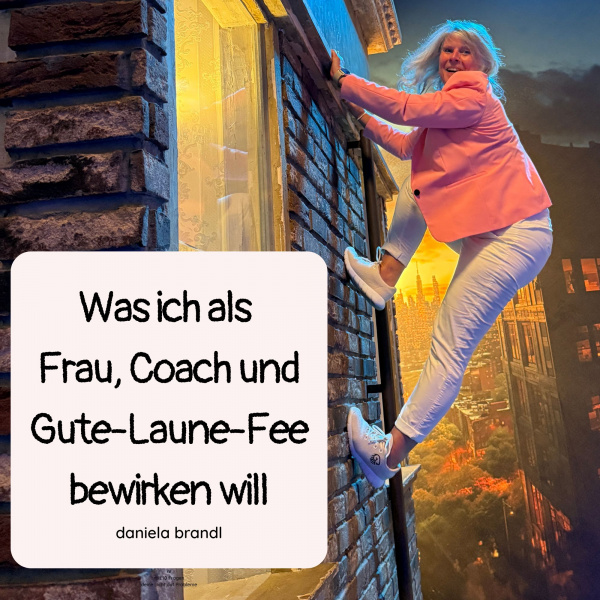 Daniela Brandl klettert eine Hauswand hoch.