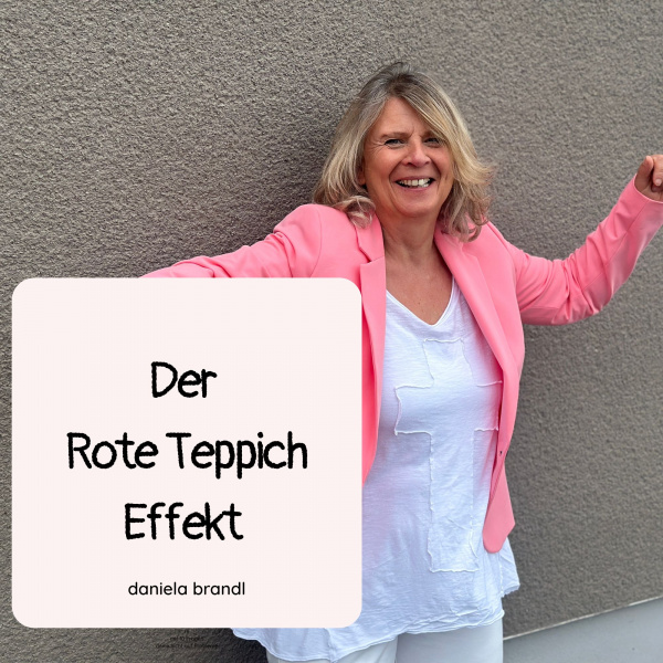 Daniela Brandl steht gut gelaunt vor einer erdfarbenen Wand, auf dem Bild ist der Titel: der Rote Teppich Effekt zu sehen.