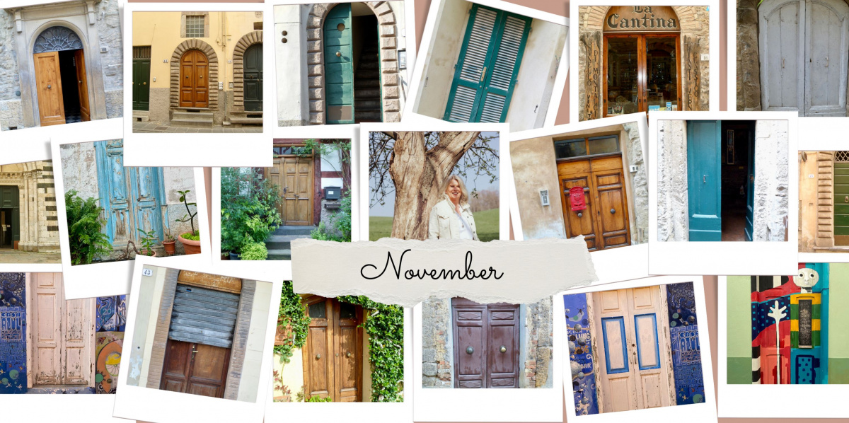 Zu sehen sind sehr viele verschiedene Haustüren. In der Mitte steht November und auf einem Foto ist Daniela Brandl zu sehen, die sich an einen Baum anlehnt