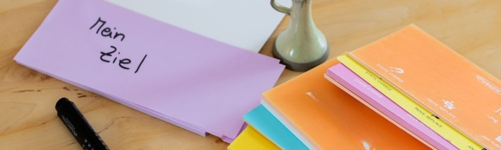 Coaching Materialien auf einem Tisch als Symbol für Klarheit, Ziele und strukturierte Begleitung im Business Coaching