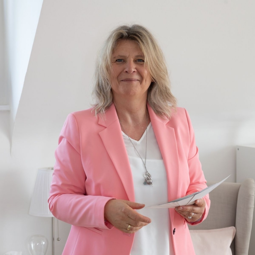 Daniela Brandl, Coach für Frauen aus Bergisch Gladbach, in ihrer Coaching-Praxis