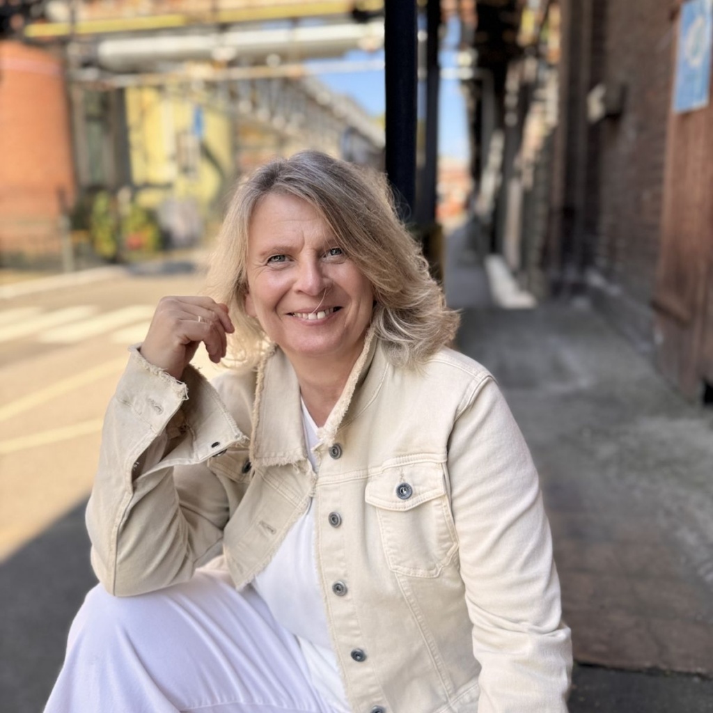 Daniela Brandl, Coach für Frauen aus Bergisch Gladbach, lächelndes Portrait in urbaner Umgebung