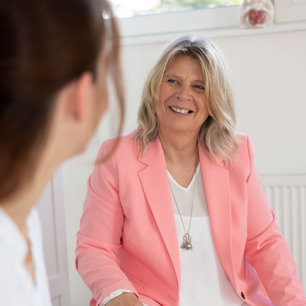Daniela Brandl im Coaching-Gespräch mit einer Klientin in ihrer Praxis in Bergisch Gladbach